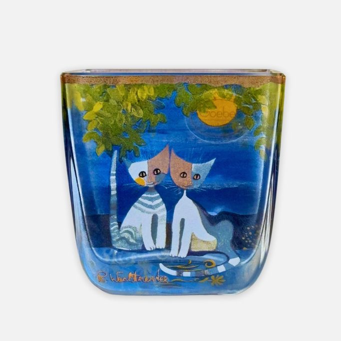 Ein Teelichthalter aus buntem Glas mit einem Katzenmotiv
