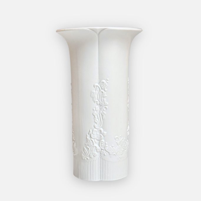 Eine weiße Vase aus mattem Biskuitporzellan mit Blütendekor