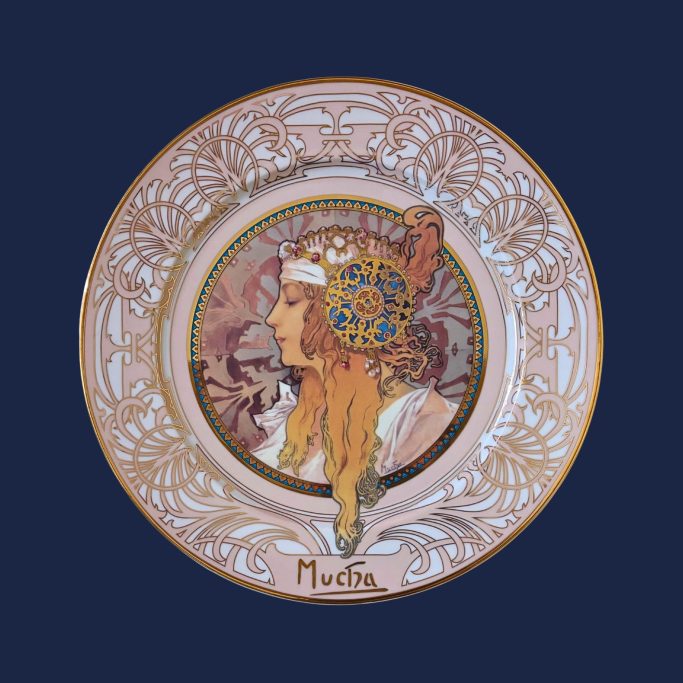 Wandteller aus Porzellan mit Jugendstil-Motiv einer blonden Dame
