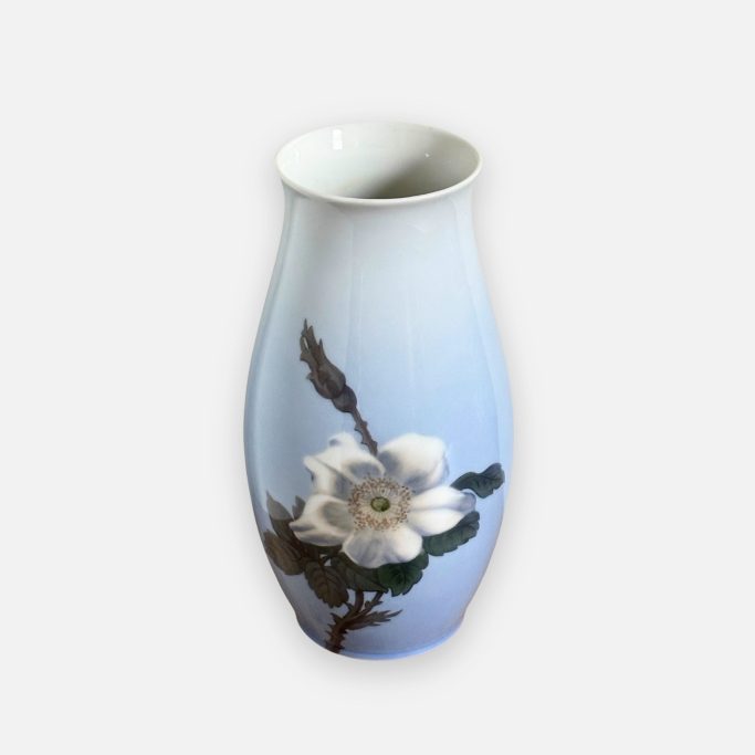 Porzellanvase mit blau-weißem Farbverlauf und Blütenmotiv