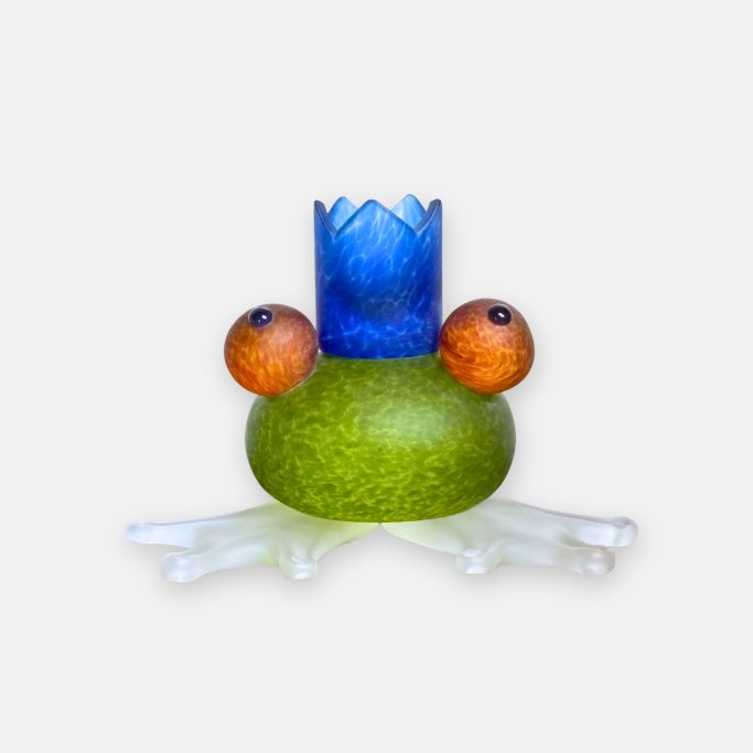 Glasobjekt in Form eines Frosches mit blauer Krone